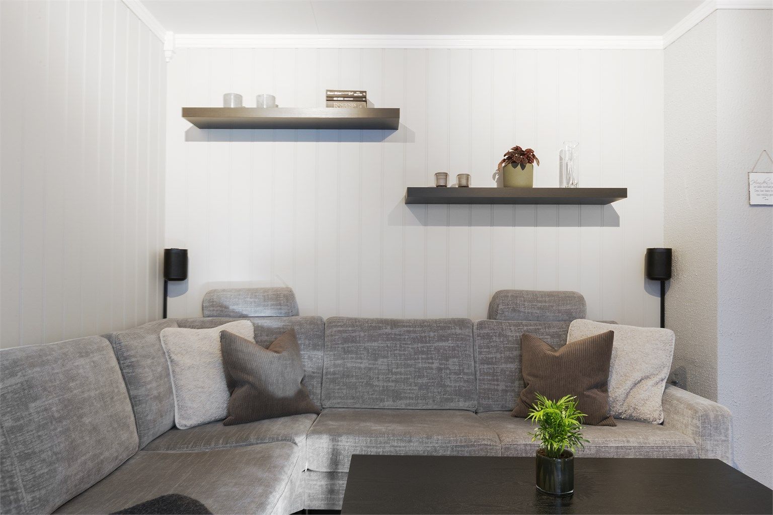 Stuekroken har god plass til hjørnesofa og bord.