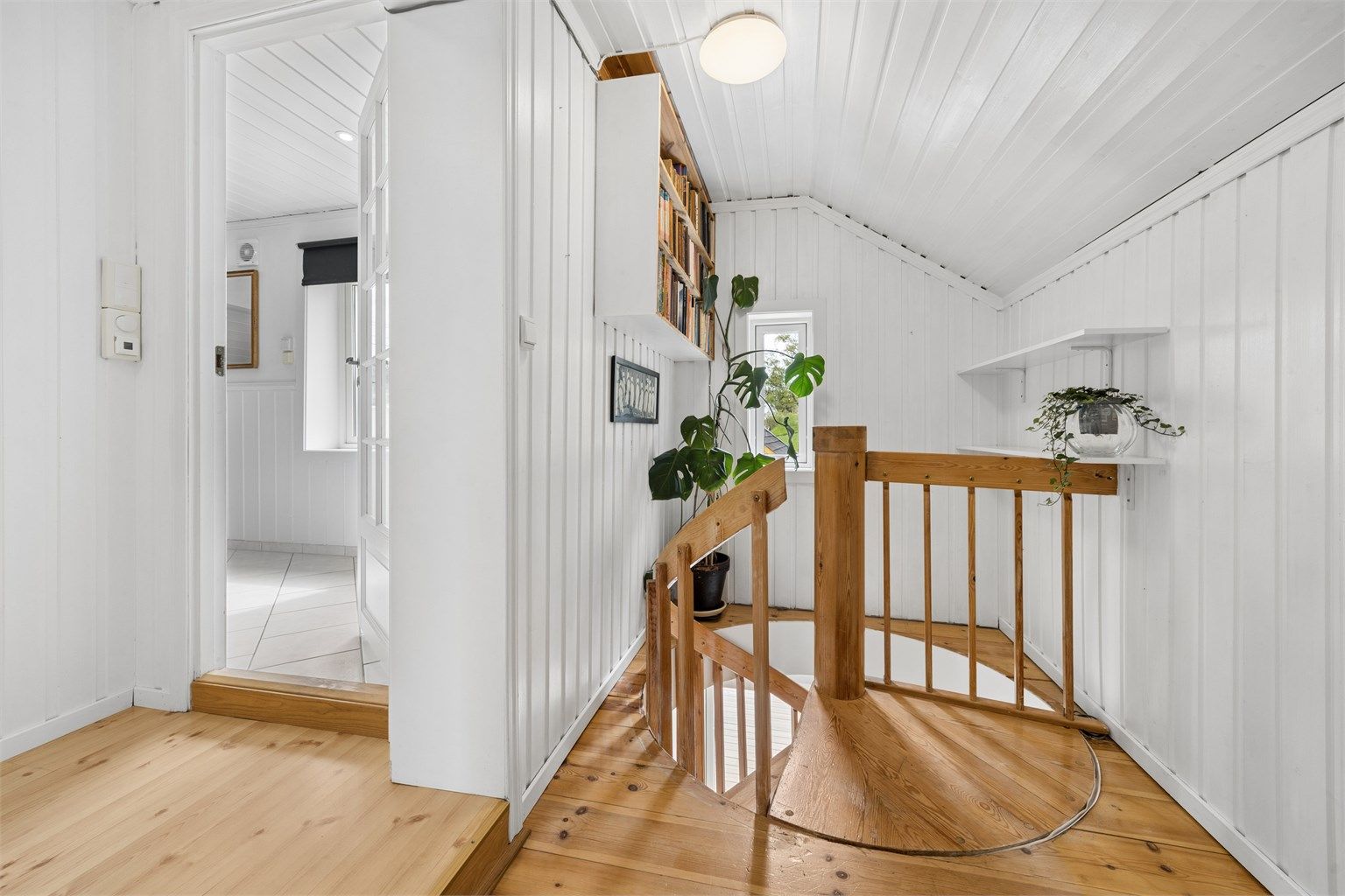 Adkomst til 2. etasje vi vindeltrapp fra stuen