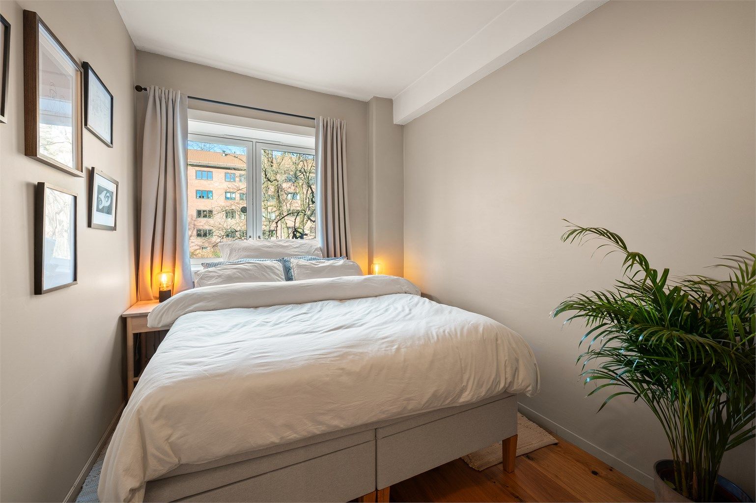 Rommet er holdt i duse og behagelige nyanser, perfekte for soverommet. 