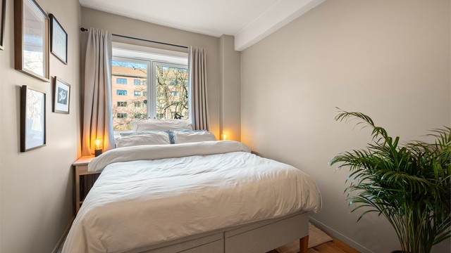 Rommet er holdt i duse og behagelige nyanser, perfekte for soverommet.