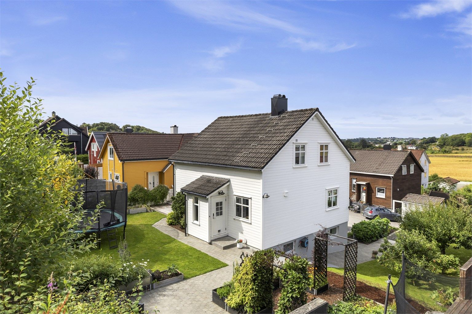 Fasade og hage