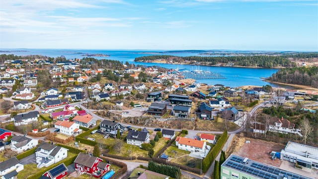 Området består hovedsakelig av eneboliger og er beskrevet av lokalkjente som stille og rolig.