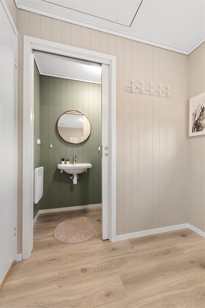 I tilknytning til stuen finnes et praktisk toalettrom.