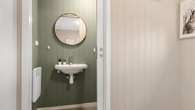 I tilknytning til stuen finnes et praktisk toalettrom.