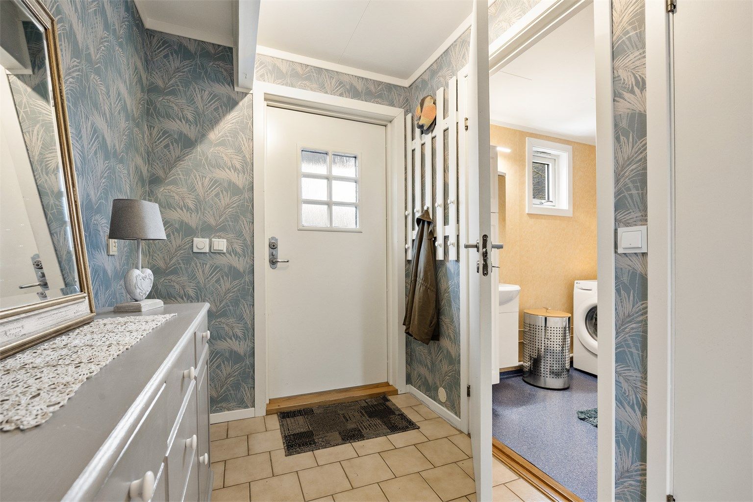 Fra entreen er det også direkte tilgang til et praktisk vaskerom med toalett.