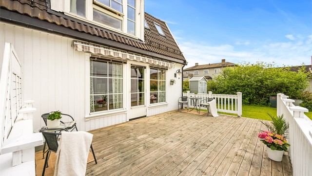 Terrassen har utelys og utvendige stikkontakter.