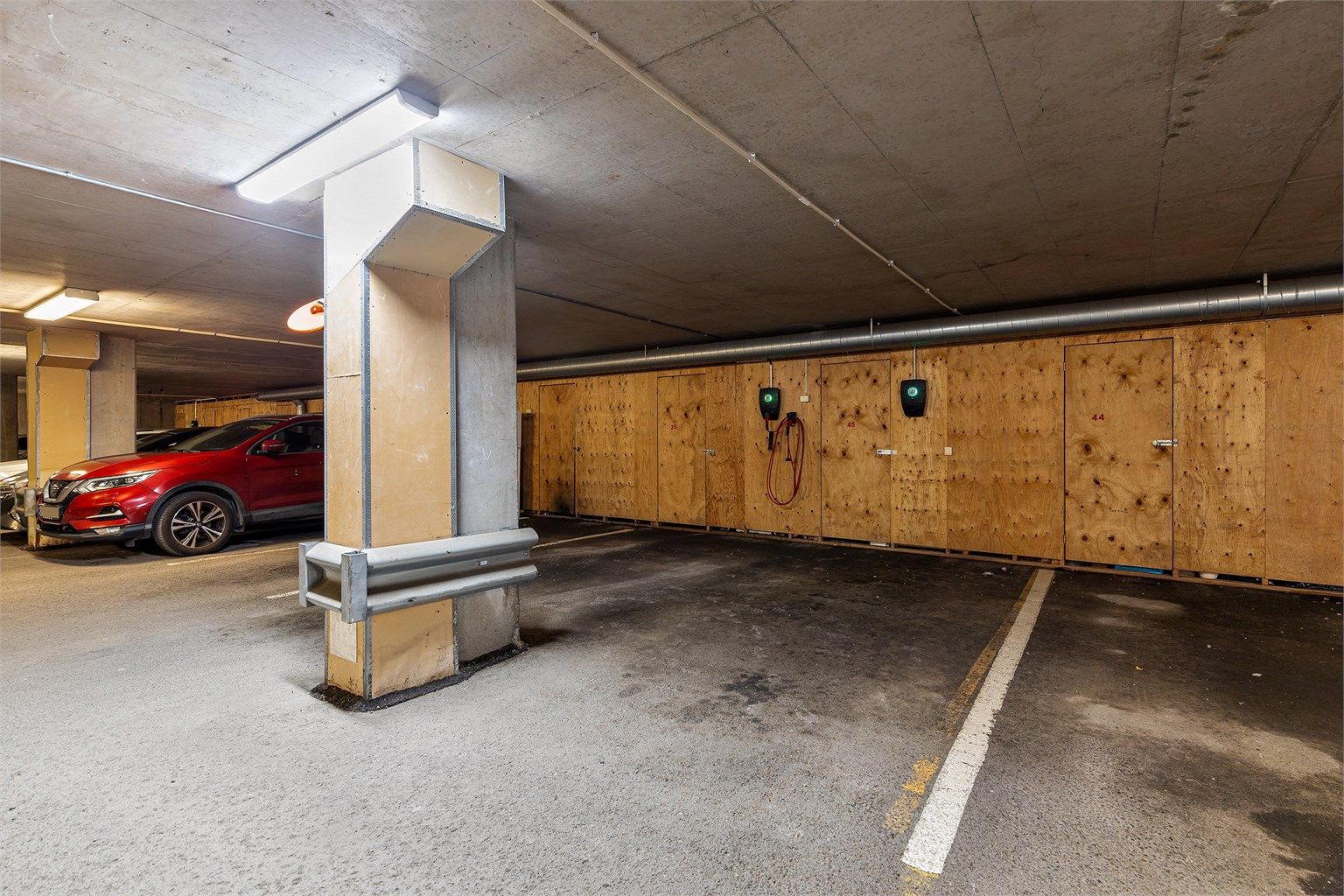 Leiligheten har eksklusiv bruksrett til to parkeringsplasser med El-billader på begge plassene. Plass 2 ble kjøpt av en annen seksjonseier og er dokumentert i reseksjonering. 