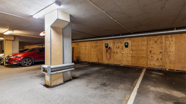 Leiligheten har eksklusiv bruksrett til to parkeringsplasser med El-billader på begge plassene. Plass 2 ble kjøpt av en annen seksjonseier og er dokumentert i reseksjonering.