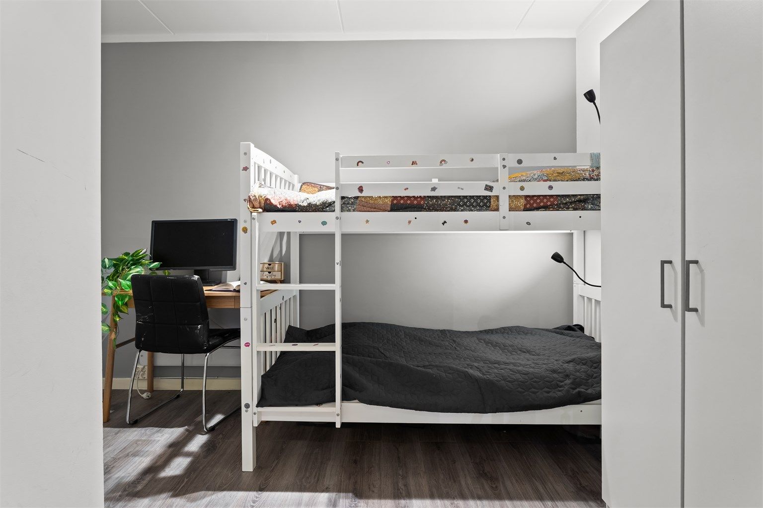 Rommet er i plantegningen definert som bod. I dag benyttes det til soverom, men er ikke omsøkt bruksendret til soverom. 