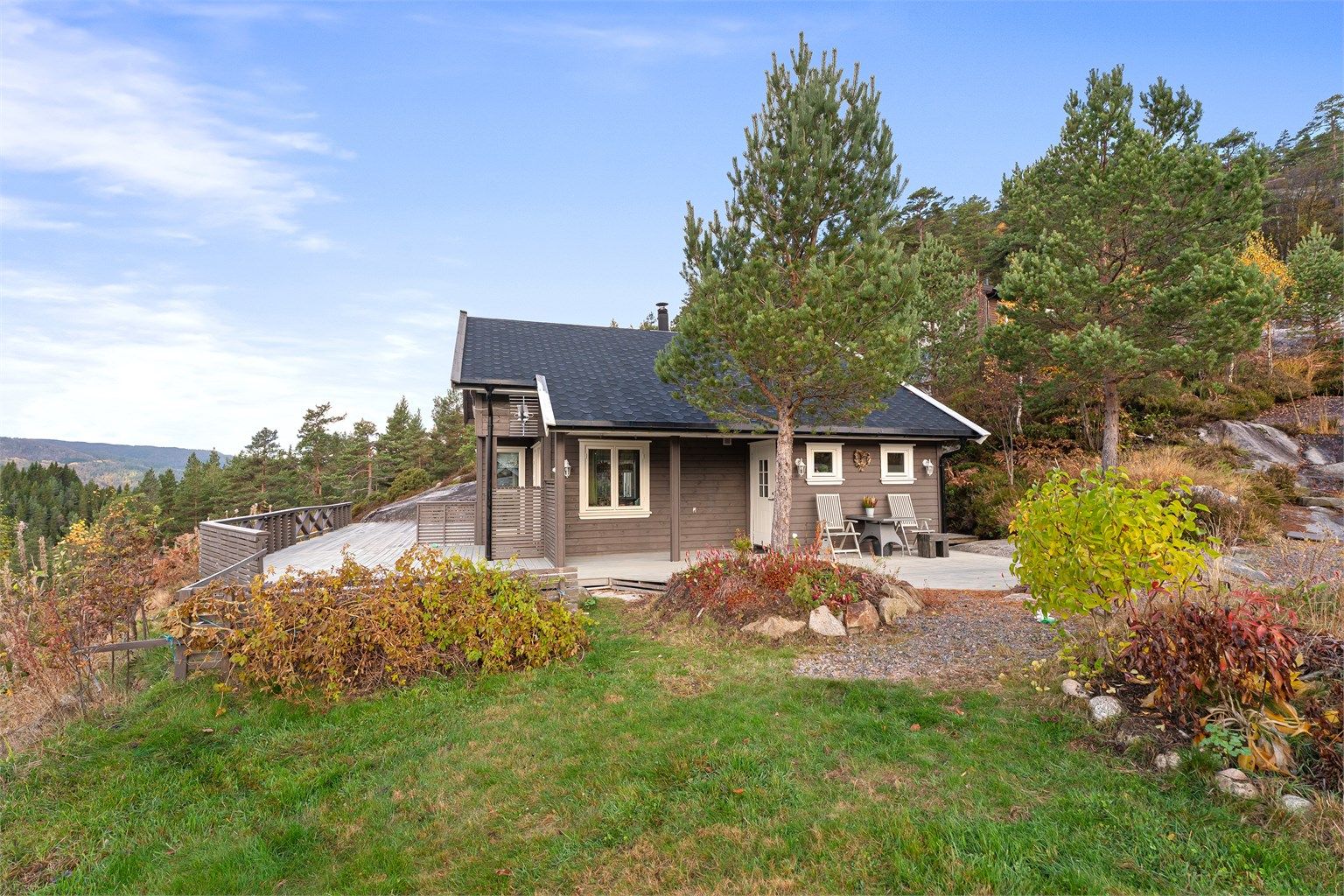 En idyllisk fritidseiendom hvor hytten ligger fint plassert i landskapet. Kun en kort kjøretur fra badevann, skiløyper og skisenter (Naglestad og Eikerapen).