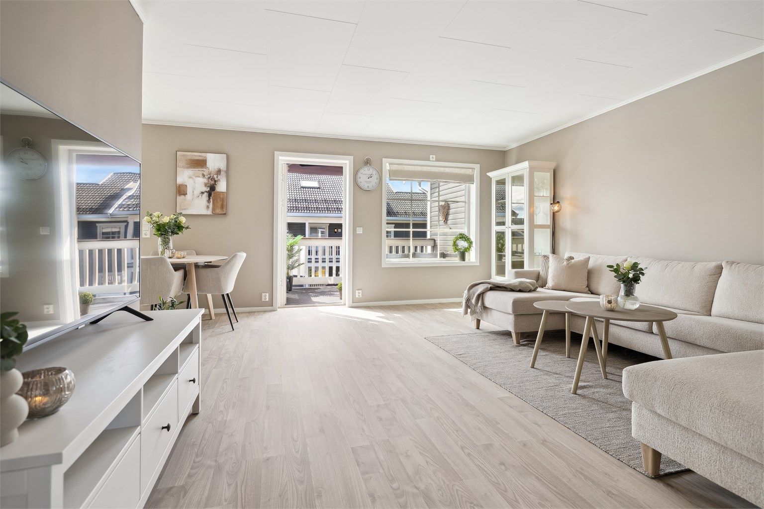 På to av vinduene og balkong-døren er det montert screens/solskjerming