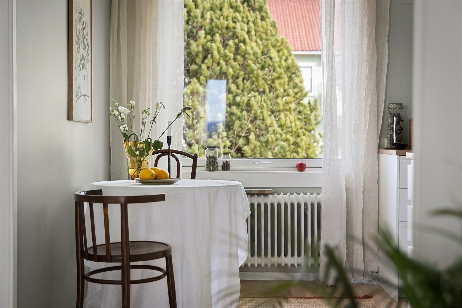 Pent og innholdsrikt kjøkken fra 2019 i delvis åpen løsning mot stue