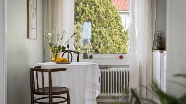 Pent og innholdsrikt kjøkken fra 2019 i delvis åpen løsning mot stue