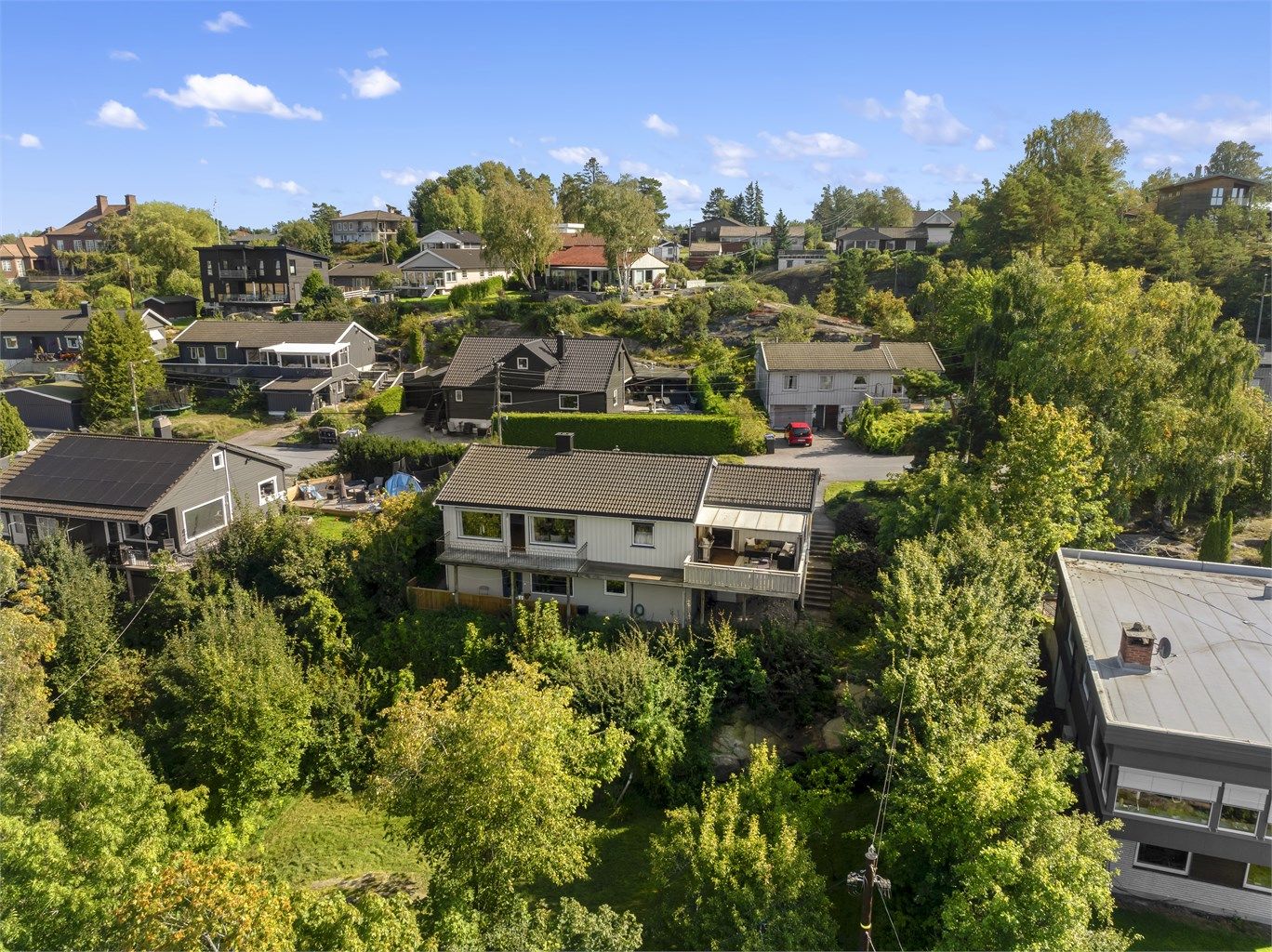 Boligen er oppført i høyt terreng på Begby, henvendt mot vest og lite eksponert for innsyn.