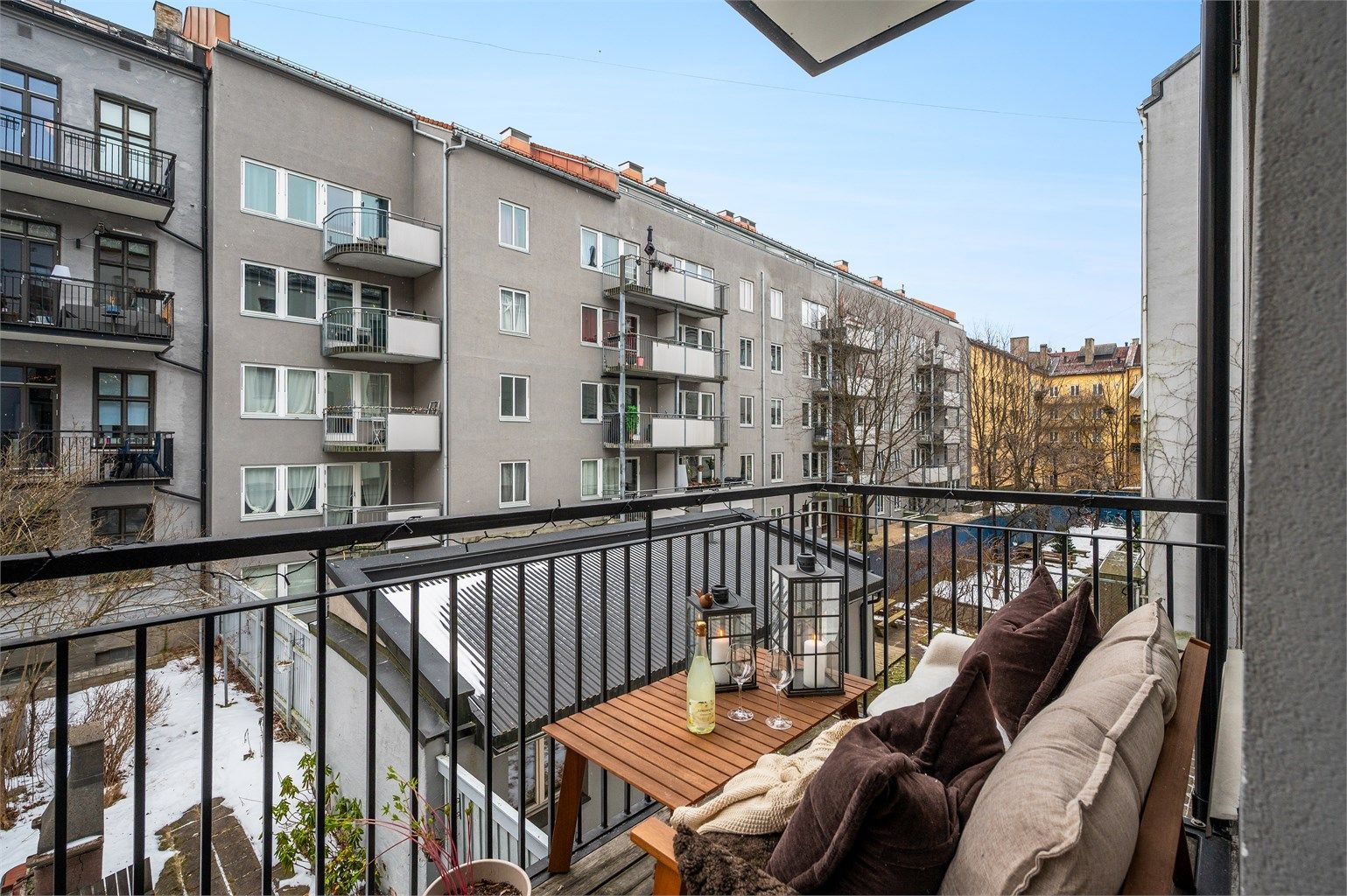 Balkongen er på ca 5 kvm og vender øst mot en rolig bakgård.