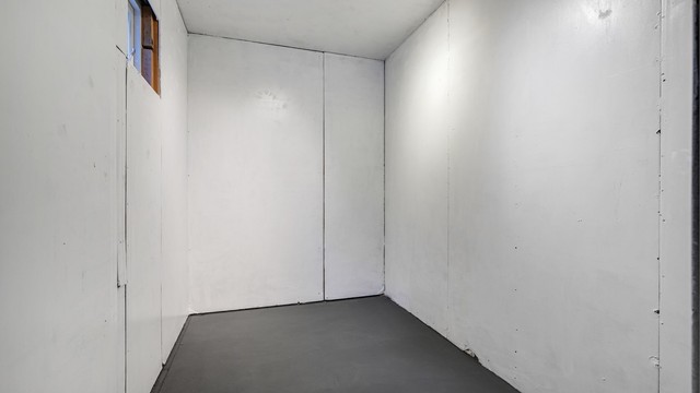 I tillegg medfølger en utvendig bod på ca. 5 kvm., som gir verdifull lagringsplass.