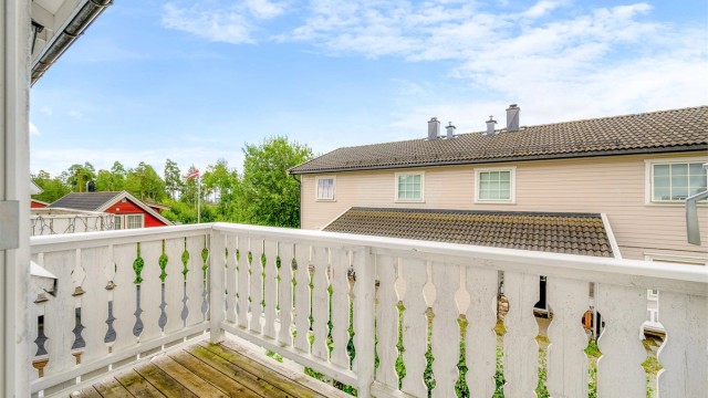 Boligen har også en balkong hvor man også har veldig gode solforhold.
