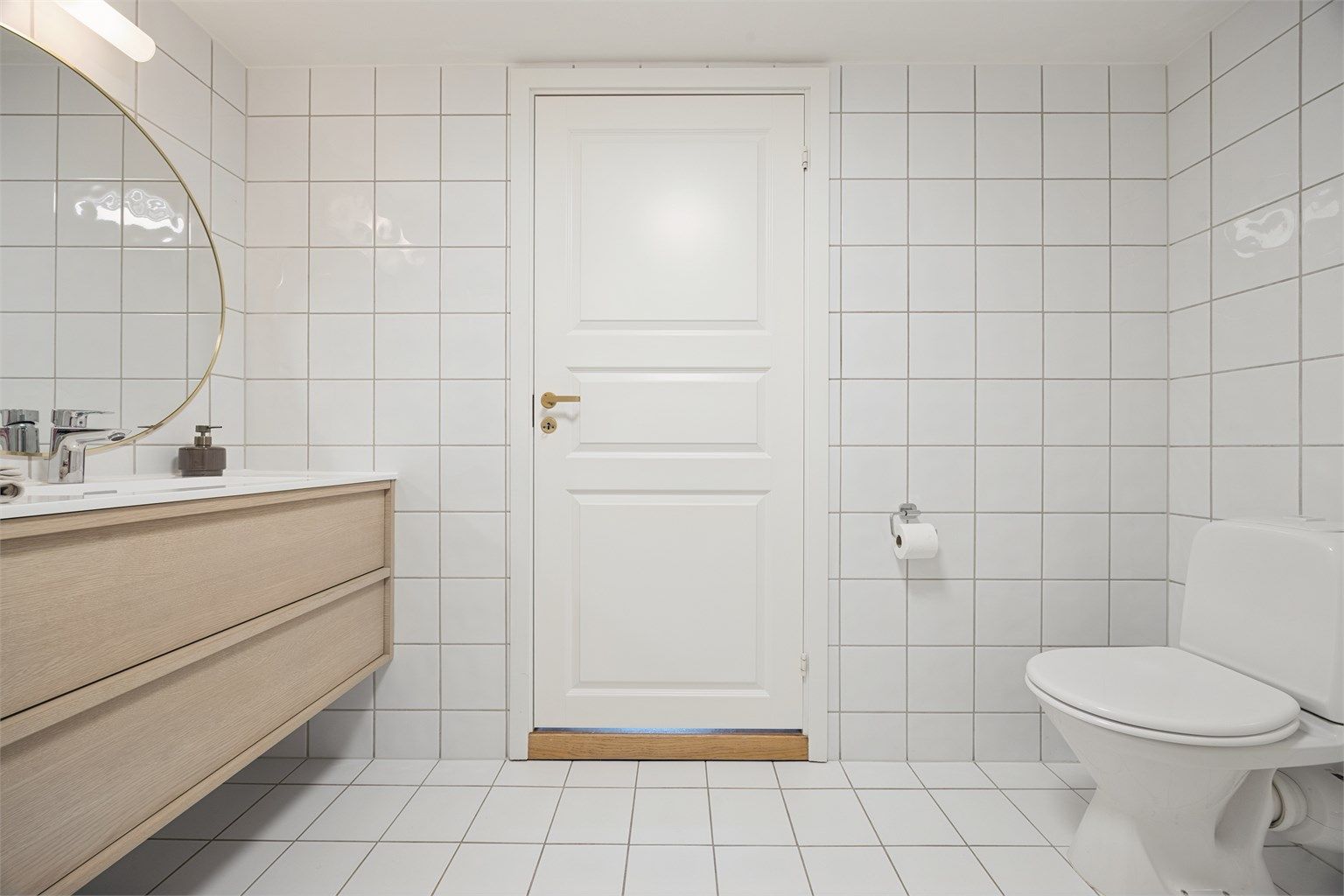 Oppgradert bad med ny servant, blandebatteri og lamper i 2026.