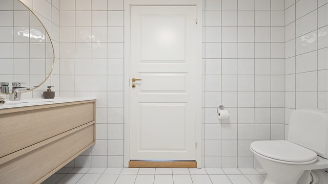 Oppgradert bad med ny servant, blandebatteri og lamper i 2026.