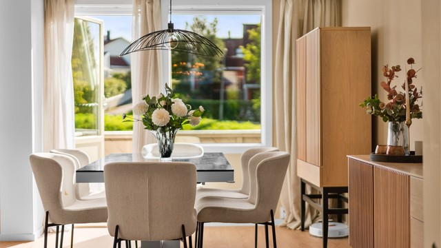 Vinduer og balkongdør fra 2021 og 2022 slipper lyset inn.