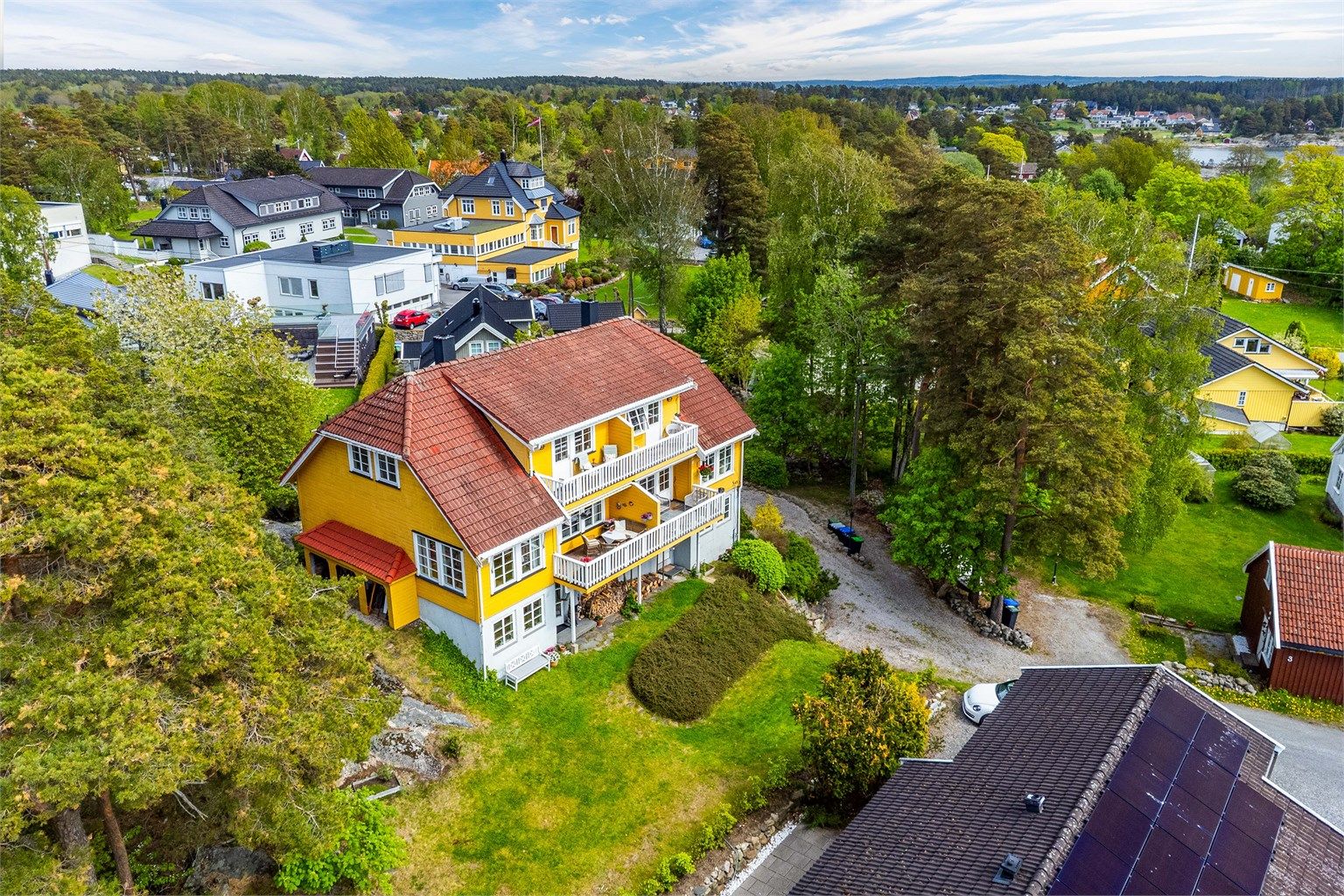 Tomten er angitt til 893 kvm. og felles for sameiet.
