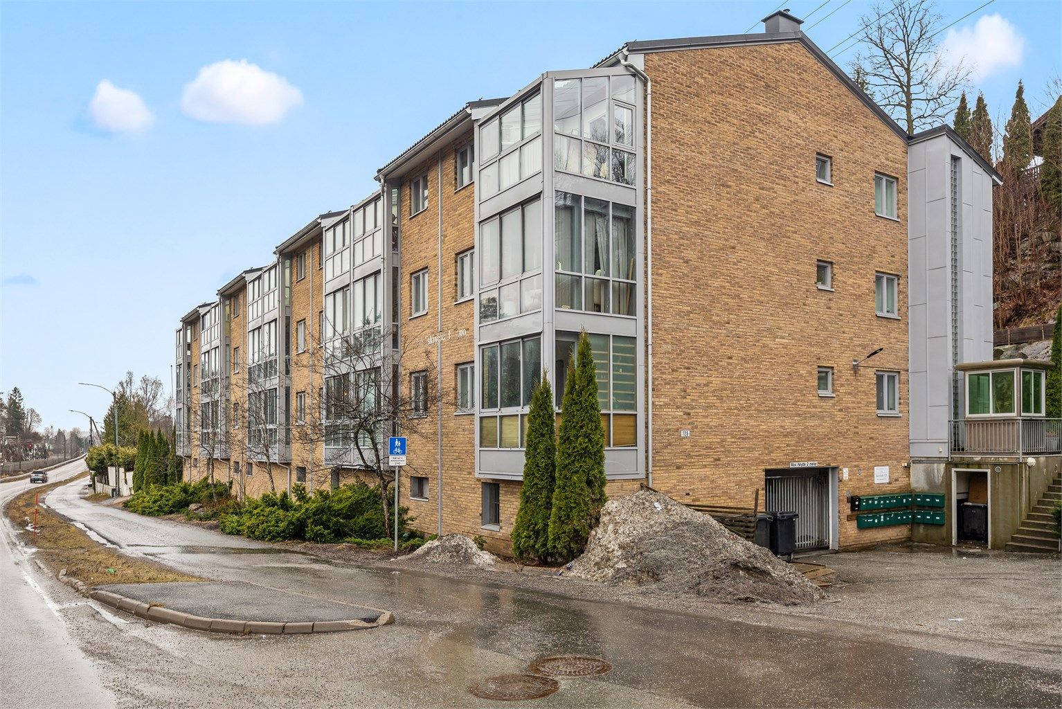 Fasade Skiveien 126 - innkjøring til garasjeanlegg i kortveggen