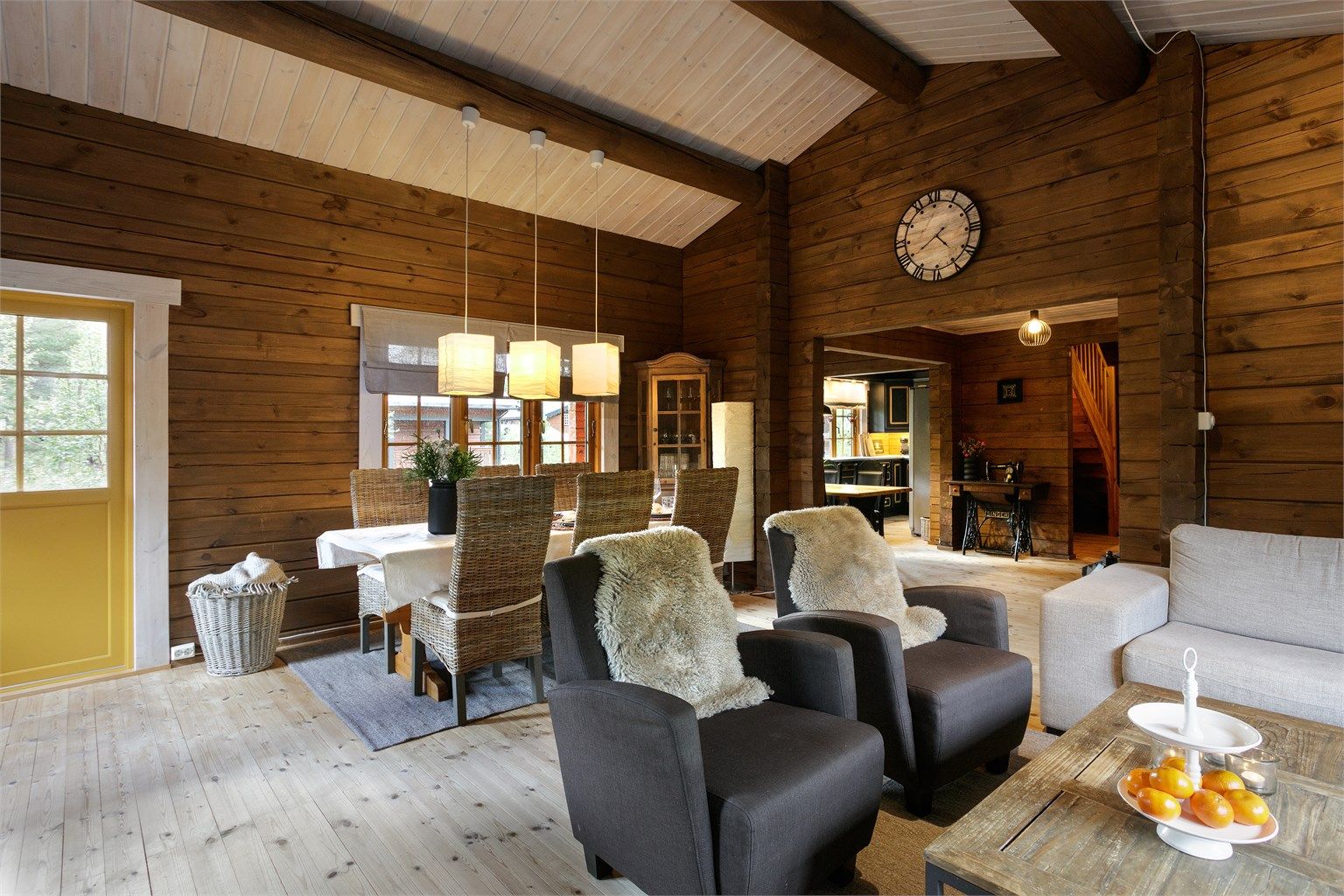 Det er god plass til både sofagruppe og spisestue på stuen