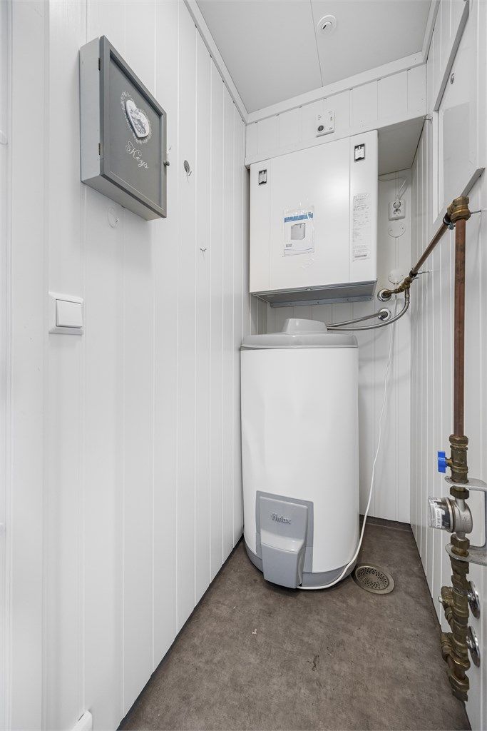 Teknisk rom med ventilasjonsaggregat og varmtvannsbereder på ca. 190 liter.