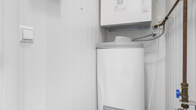 Teknisk rom med ventilasjonsaggregat og varmtvannsbereder på ca. 190 liter.