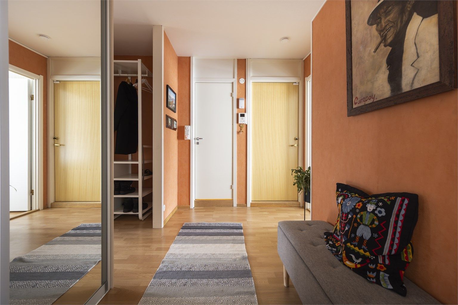 Velkommen inn! Leilighetens entré er lys og innbydende og gir et meget godt førsteinntrykk av boligen. Her er det god garderobeplass med oppbevaring og mulighet til å henge fra seg yttertøyet