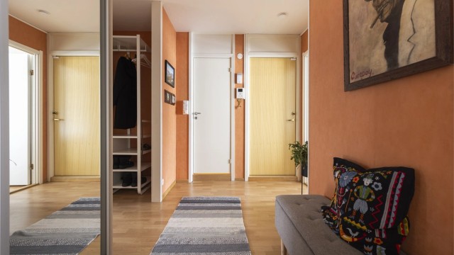 Velkommen inn! Leilighetens entré er lys og innbydende og gir et meget godt førsteinntrykk av boligen. Her er det god garderobeplass med oppbevaring og mulighet til å henge fra seg yttertøyet