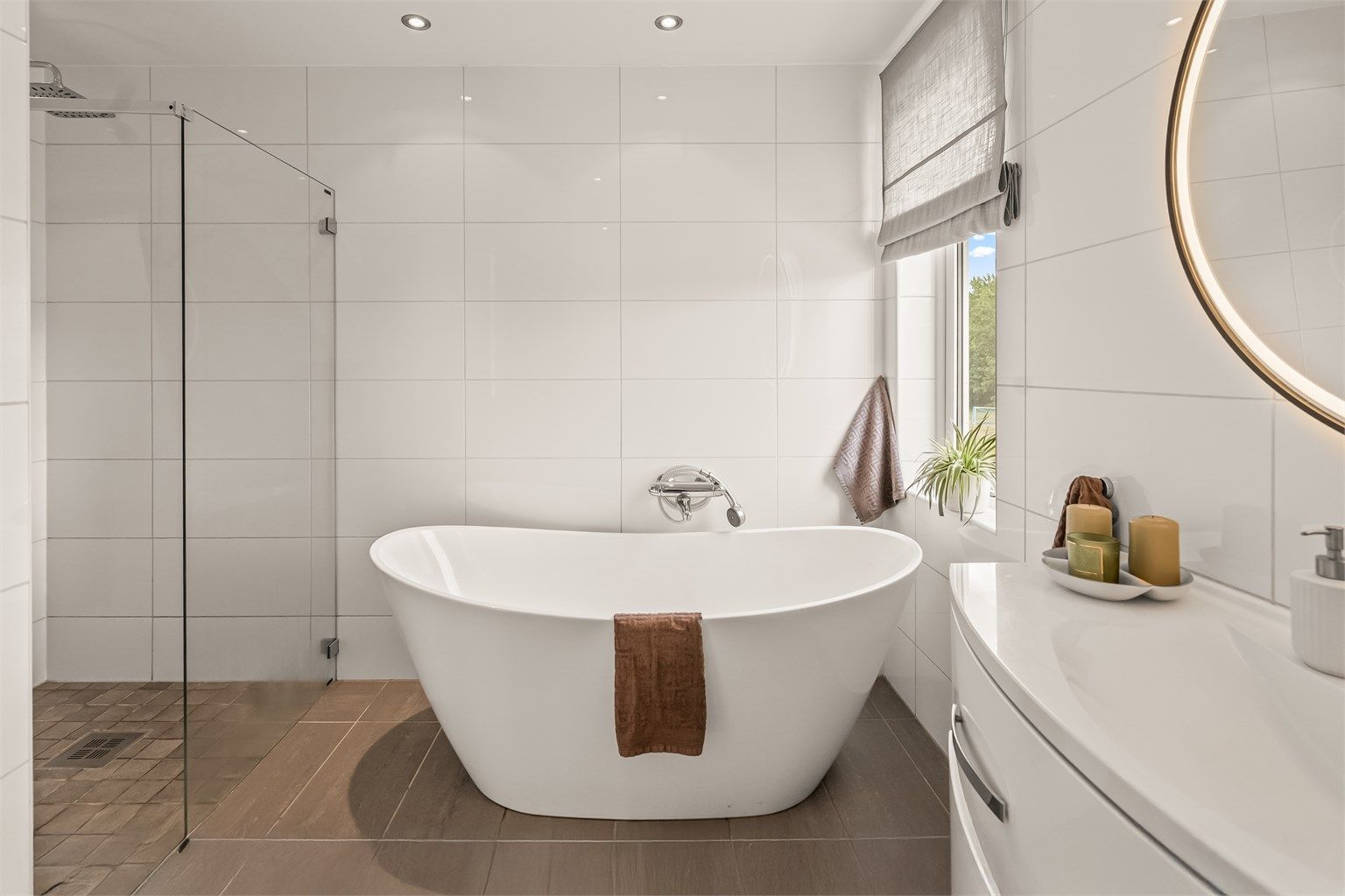 Hovedbad har både badekar og dusjnisje 