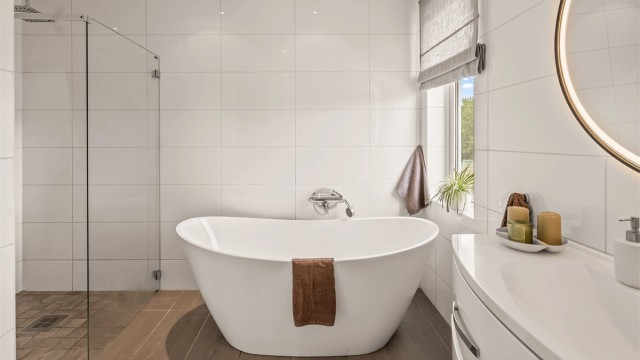 Hovedbad har både badekar og dusjnisje