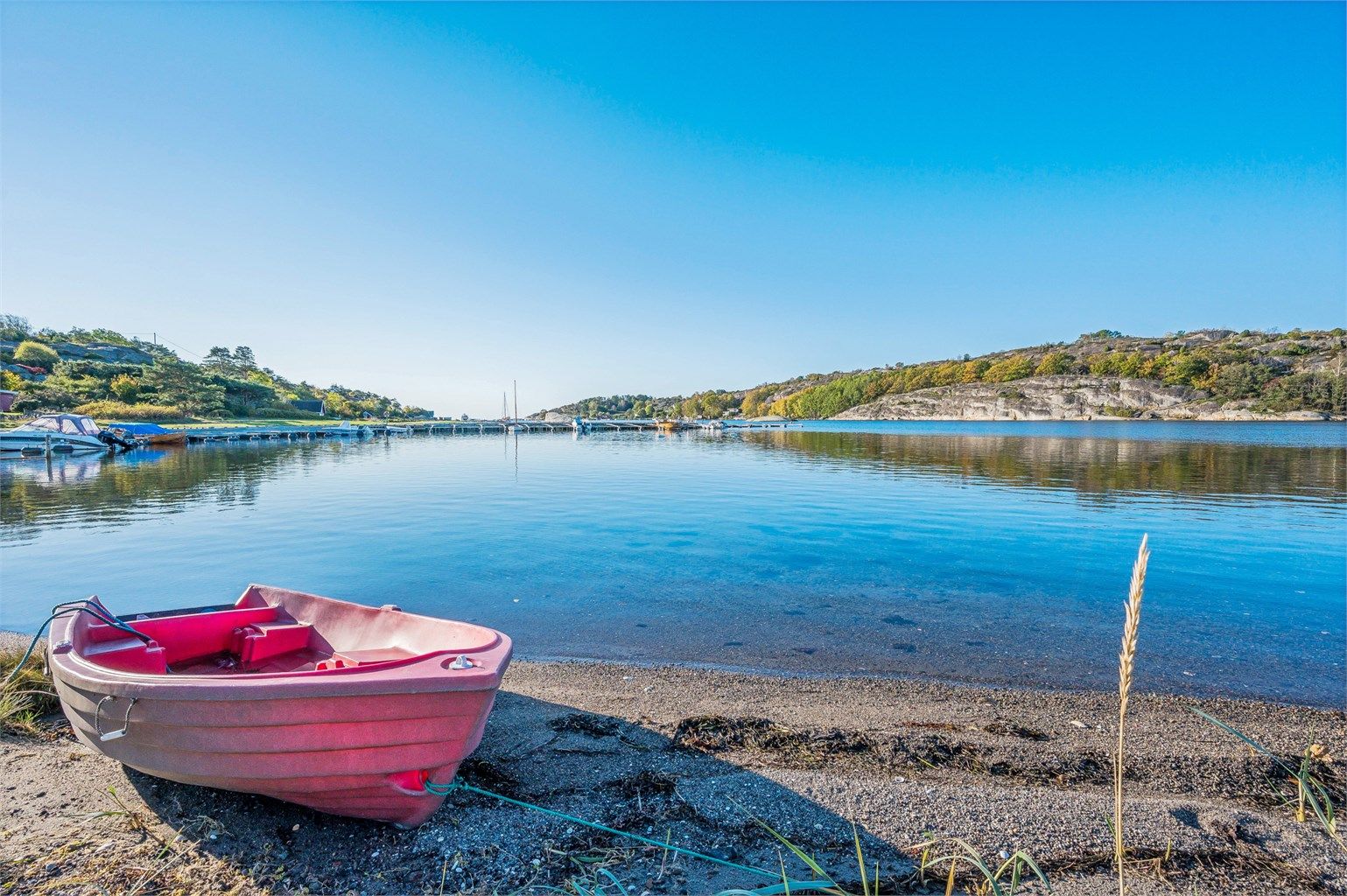 Idylliske strender og svaberg inviterer til rekreasjon.