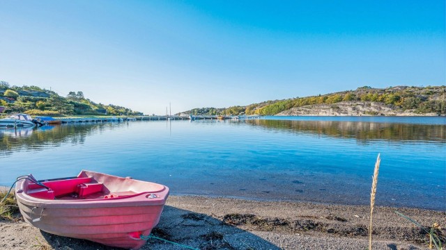Idylliske strender og svaberg inviterer til rekreasjon.