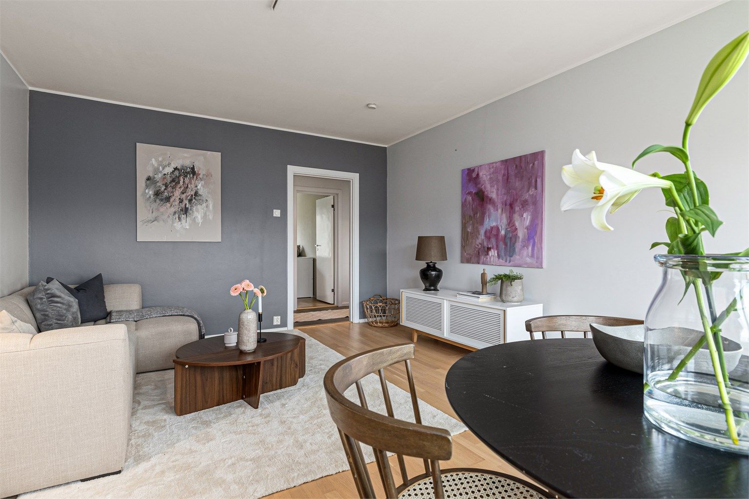 Stuen er malt i lyse farger med store vindusflater som bidrar til rikelig av naturlig lys