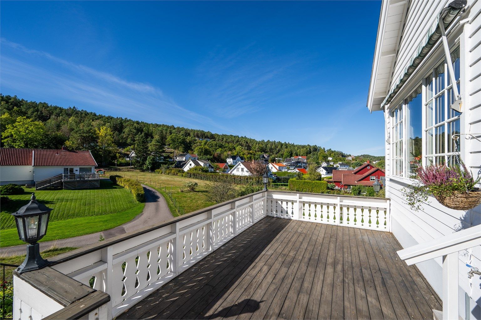 Den vestvendte treterrassen har god plass til utemøbler og vidstrakt utsikt over tomten.