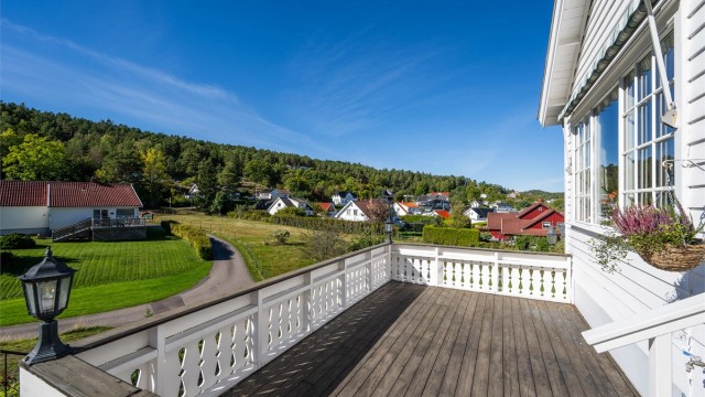 Den vestvendte treterrassen har god plass til utemøbler og vidstrakt utsikt over tomten.