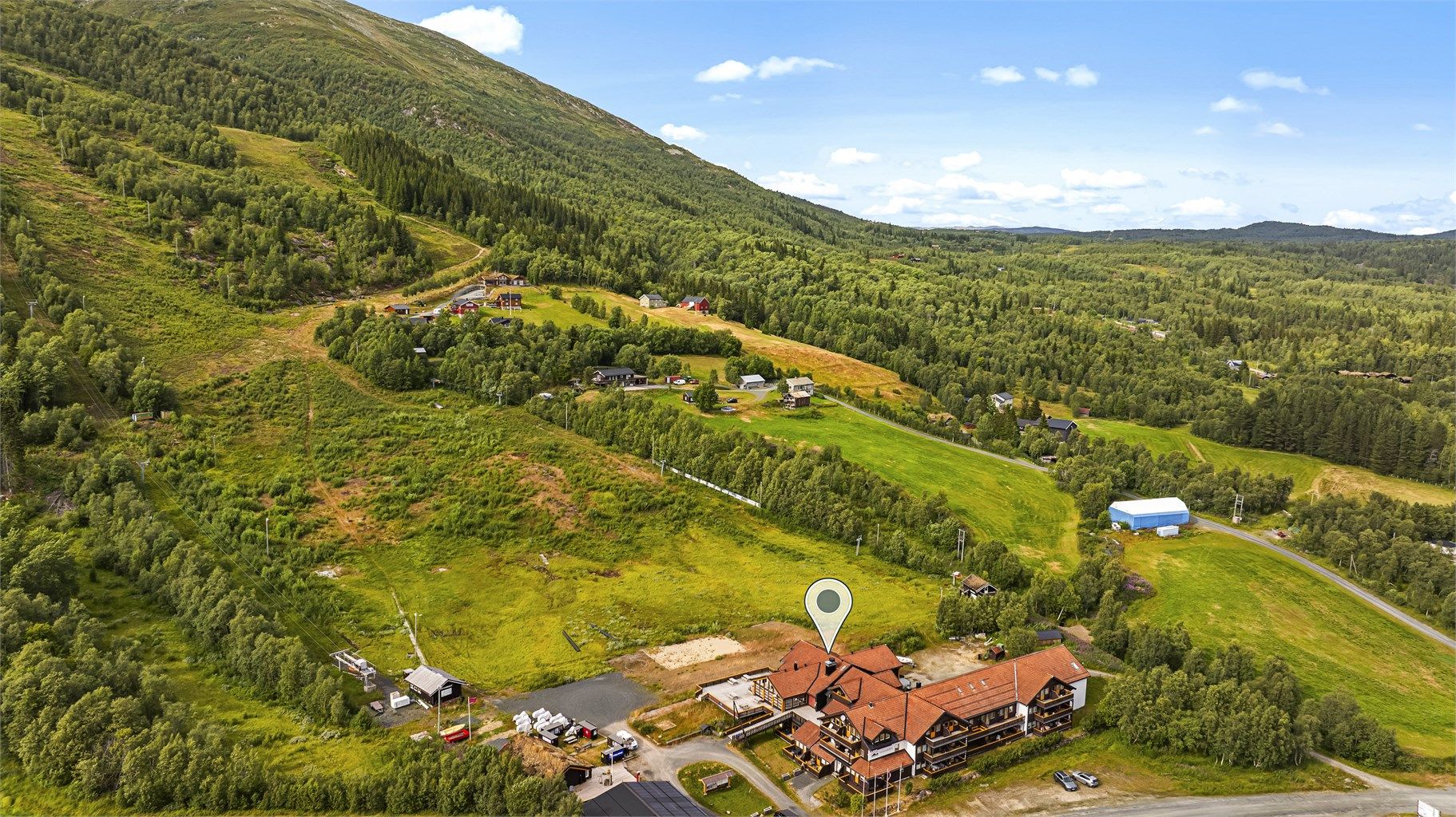 Eiendommen har umiddelbar nærhet til heisanlegget og helårs turterreng.