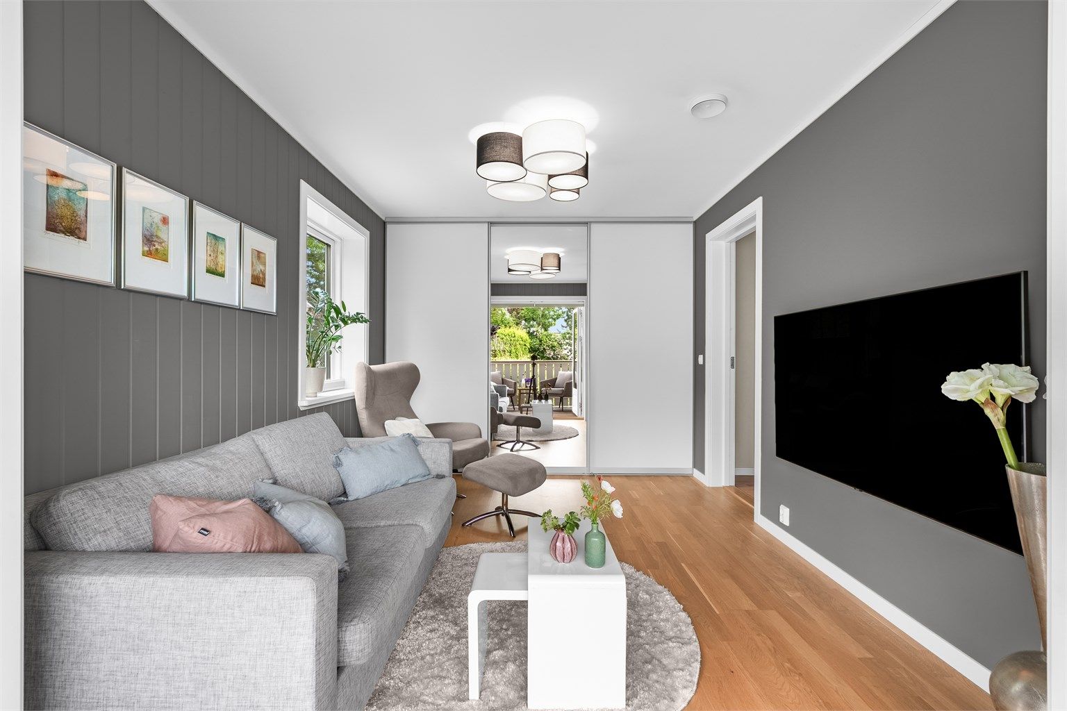Loftsstue/soverom 4 med skyvedørsgarderobe. Liten del av dette rommet (garderoben) og et lite areal av soverom er opprinnelig byggemeldt og godkjent som bod. Endringen er ikke omsøkt - litt av arealet i disse rommene er ikke godkjent til varig opphold