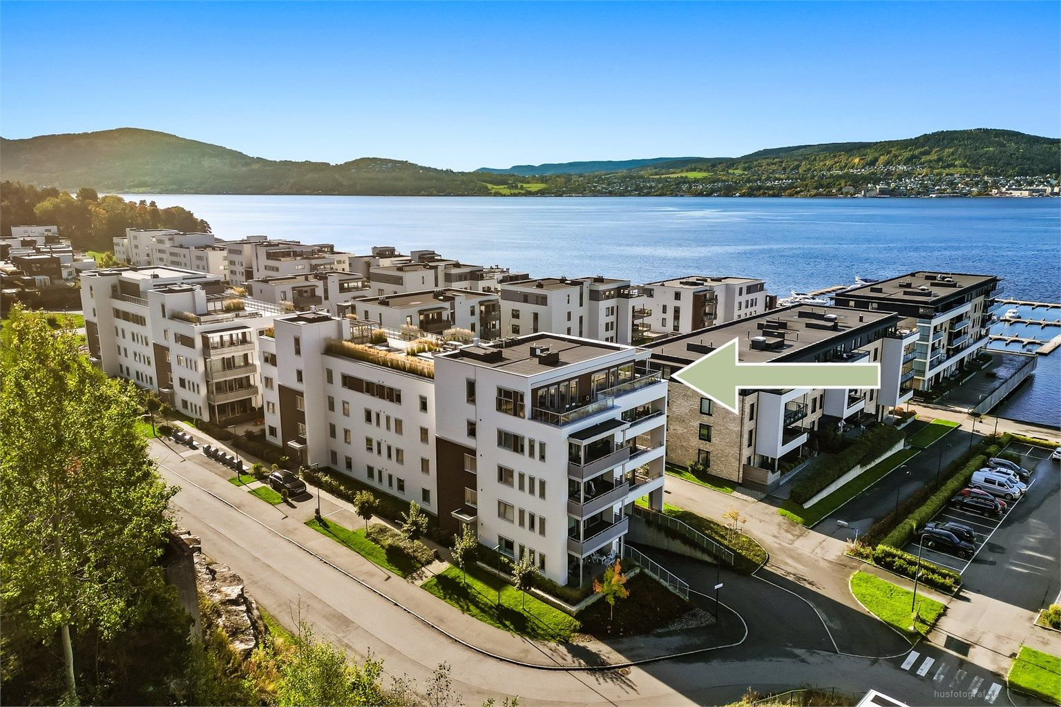 Leiligheten har en flott beliggenhet på Engersand Havn i et nyere boligfelt, rett ved Drammensfjorden.
Foto: Haiman Askari.