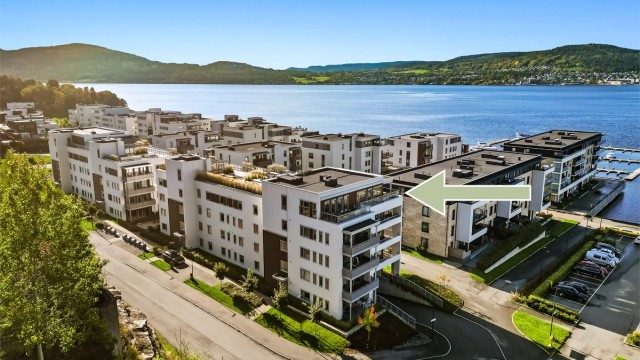 Leiligheten har en flott beliggenhet på Engersand Havn i et nyere boligfelt, rett ved Drammensfjorden.
Foto: Haiman Askari.