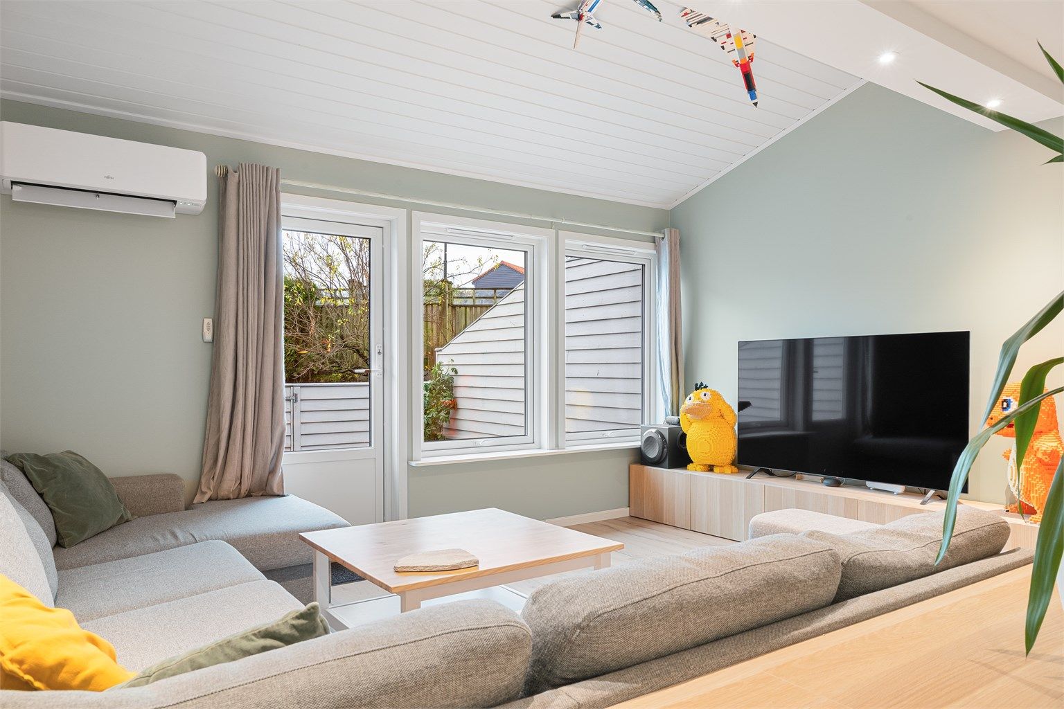 Stuen har ekstra takhøyde noe som er med på å sette særpreg på rommet. 