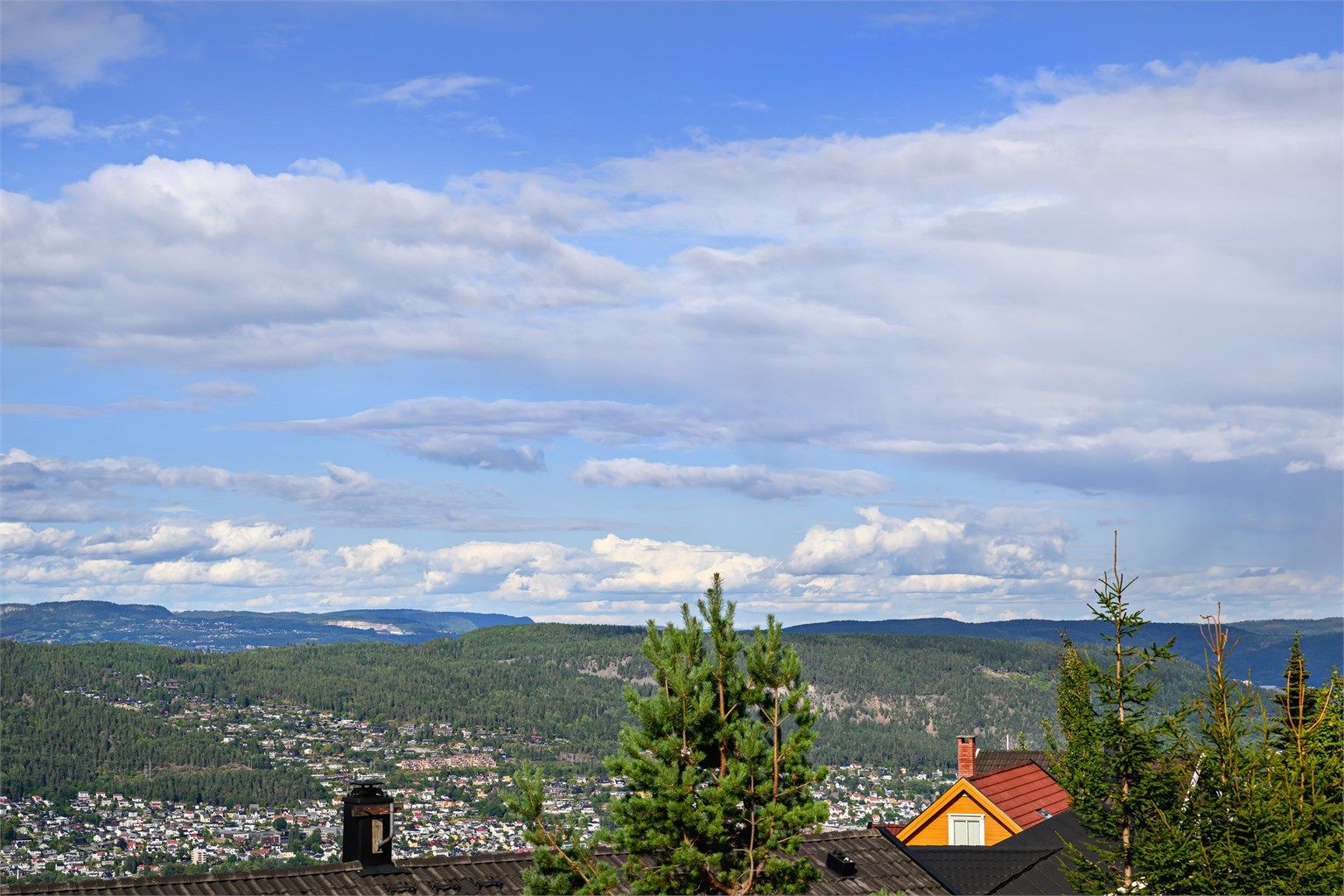 Verandaen har fantastisk utsikt fra høyden med fritt utsyn.
