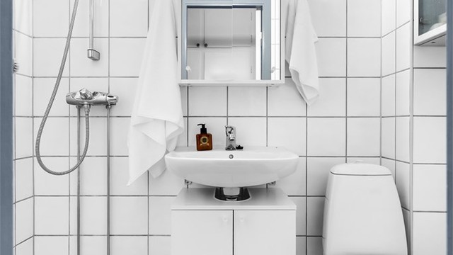 Pent bad med varmekabler.