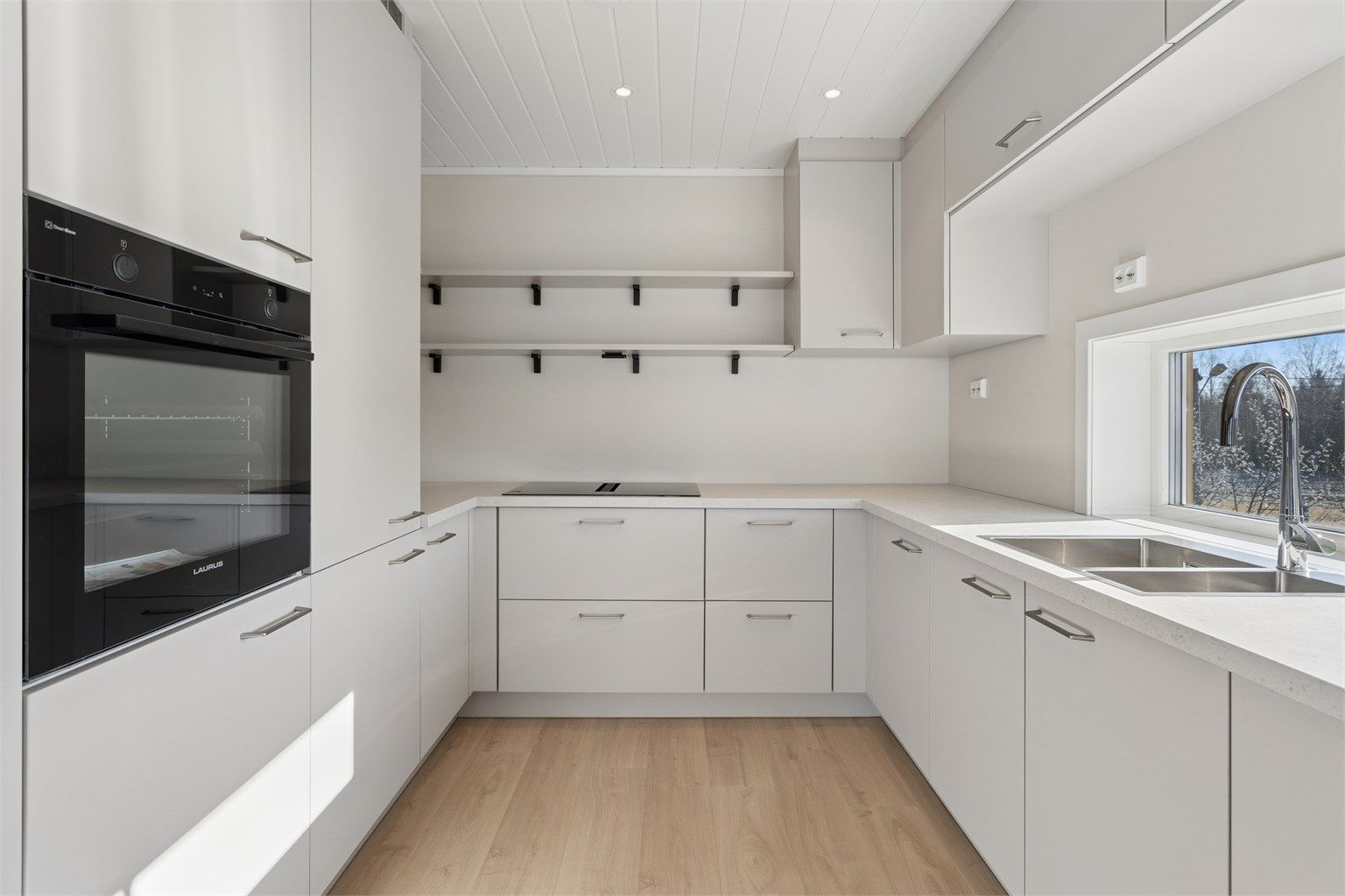 Praktisk og godt arbeidskjøkken med mye skap- og benkeplass. Bilde fra solgt bolig. 