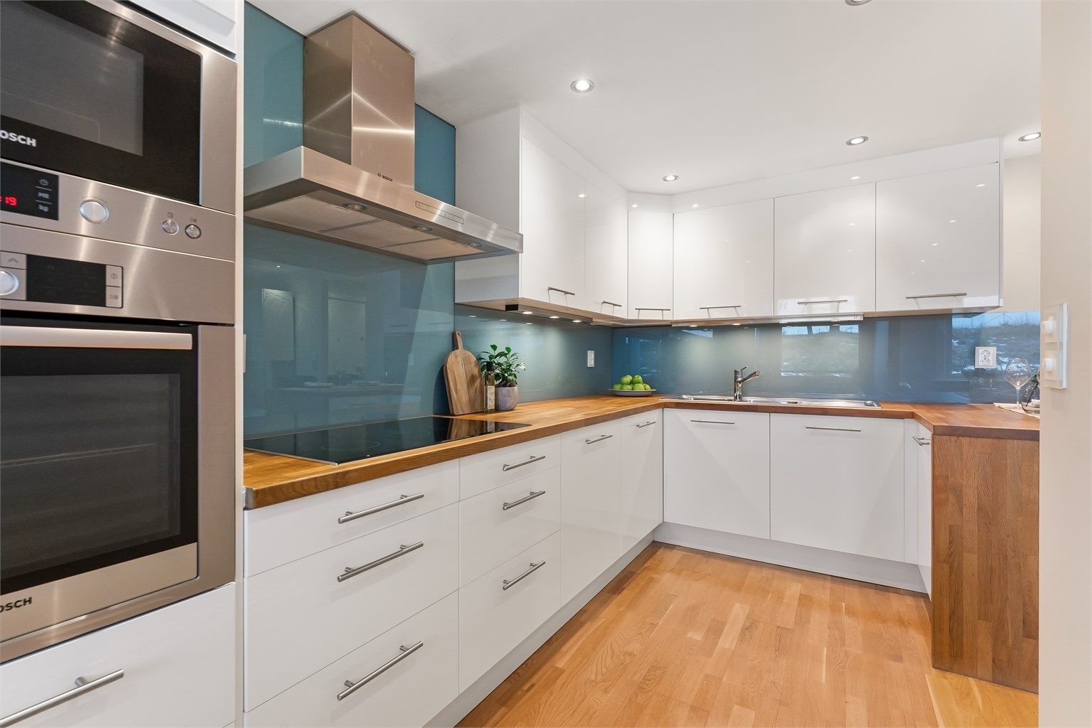 Alle hvitevarer medfølger, inkludert integrert stekeovn, mikrobølgeovn, platetopp og oppvaskmaskin.