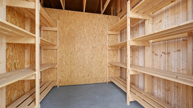 Til leiligheten medfølger garasjeplass i felles garasjerekke samt egen bod i felles bodrekke på bakkeplan, rett utenfor leiligheten.