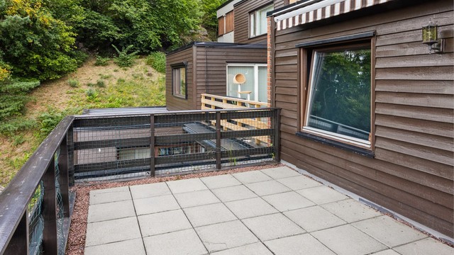 Takterrassen er belagt med betongheller og har utelys og strømuttak.