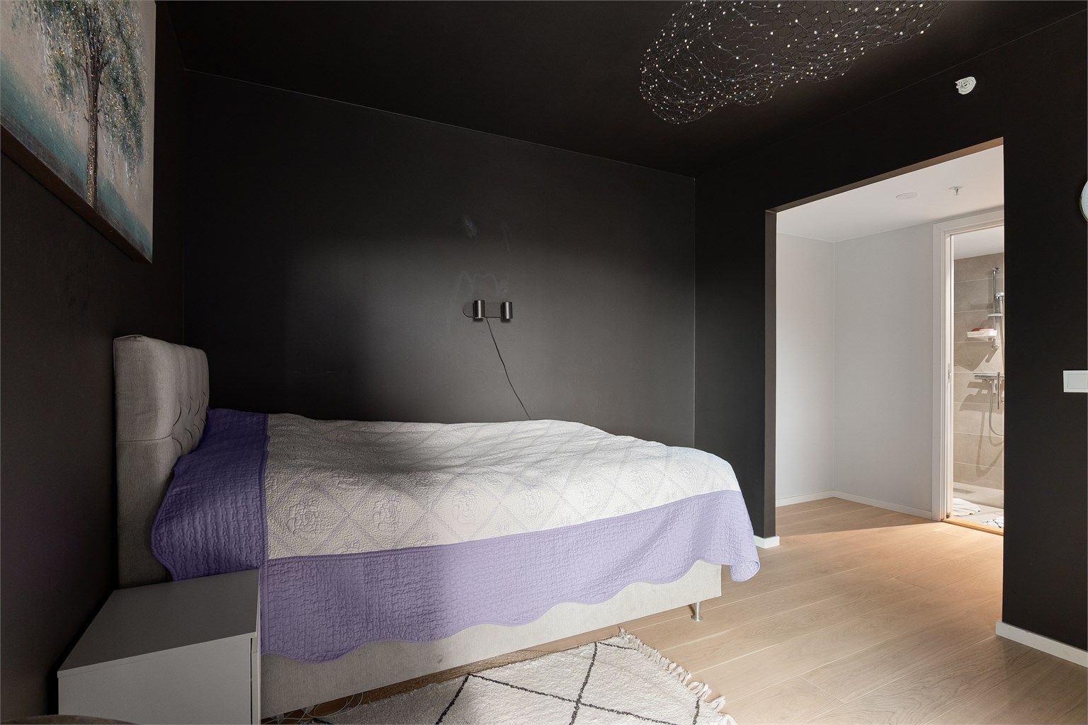 Med både omkledningsrom og bad en-suite kvalifiserer hovedsoverommet til betegnelsen master bedroom.